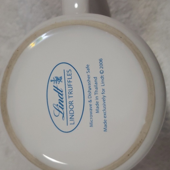 Lindt Lindor Truffle Winter Snowman Mug - Picture 5 of 5